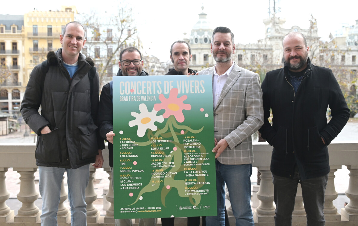 Carlos Galiana junto a los promotores con el cartel de los Conciertos de Viveros 2023